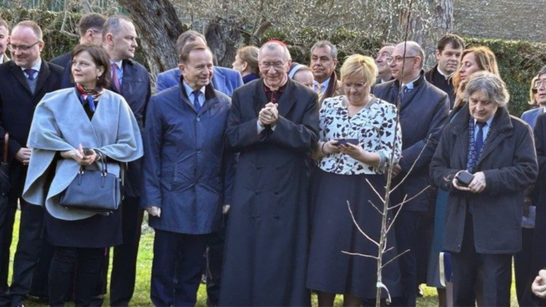 Kardinál Parolin zasadil vo Vatikáne jabloň na pamiatku blahoslavených Ulmovcov